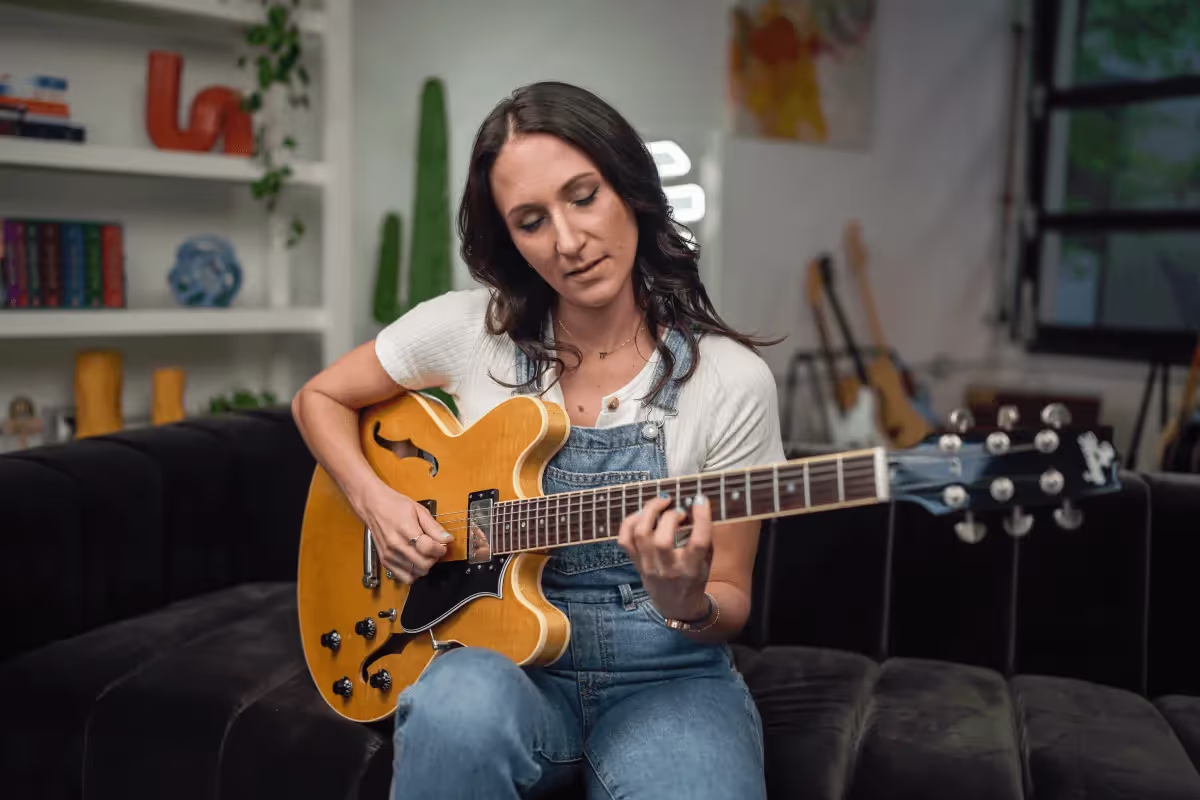 Guitar Learning Books Vs Online Lessons: Pros & Cons [Compared]